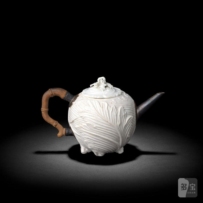 A Chelsea white acanthus or 'Strawberry Leaf' teapot and cover, circa 1745-49 - 图5
